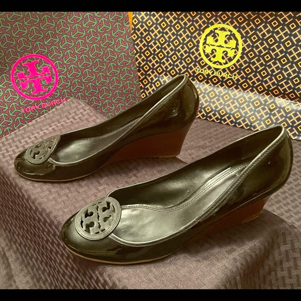 Tory Burch Black Patent Leather Wedge Logo Size 11